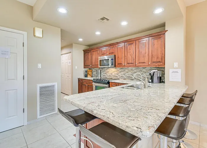 Patio & Pool Access: Havasu Gem