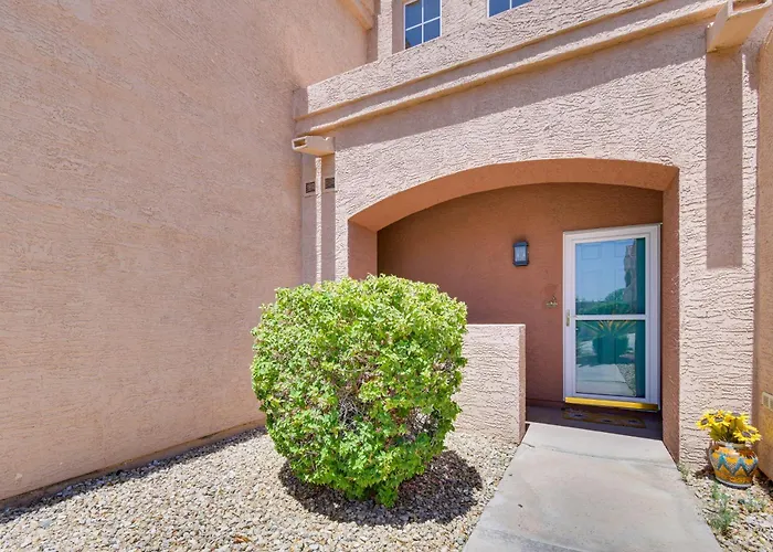 Patio & Pool Access: Havasu Gem Vakantiehuis Lake Havasu City