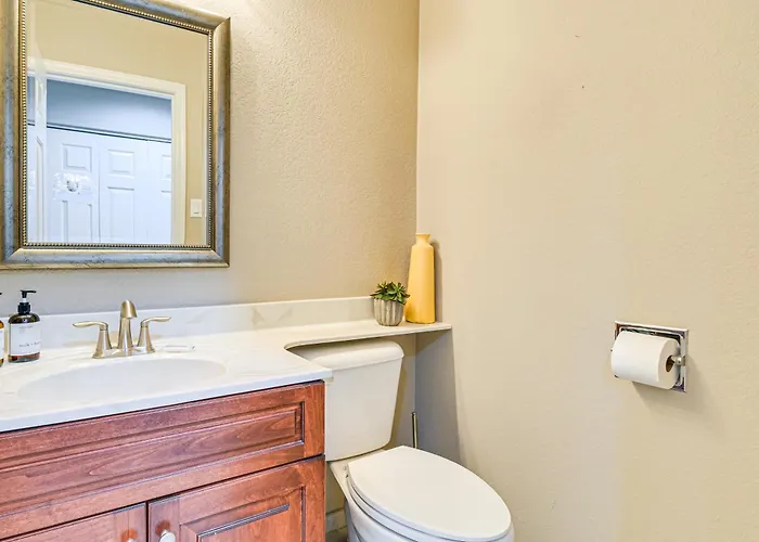 Patio & Pool Access: Havasu Gem